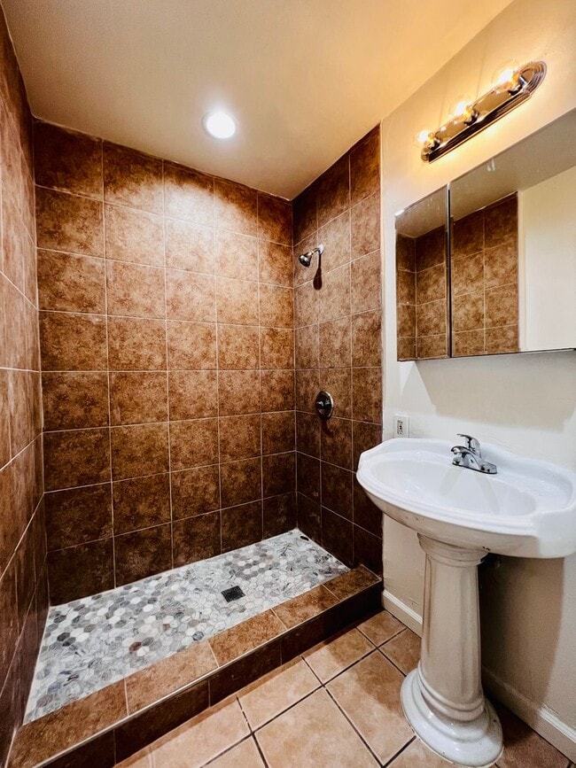 Building Photo - 4 BED HOUSE with Garage, Yard, Pets Consid...