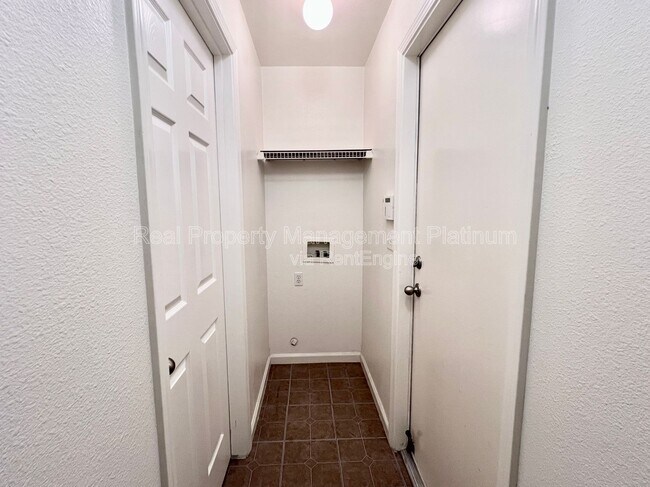 Building Photo - 6535 N Vista Ave