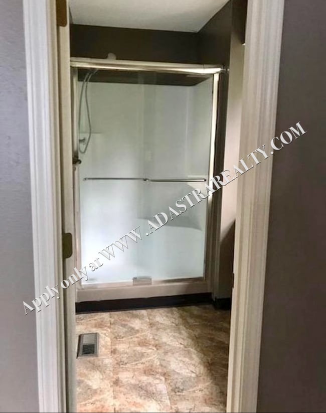 Building Photo - Beautiful 3 Bed/2 Bath Split-Level in Lee'...