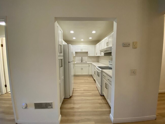 Building Photo - Spacious 2 Bedroom/ 2 Bath in the Highly Desired Tropical Setting of Windsong Cove Community of C...