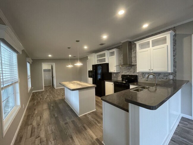Building Photo - 36126 Plum Ave