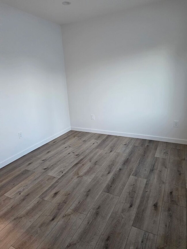 Building Photo - Leasing Only -1020 Dennis Ave