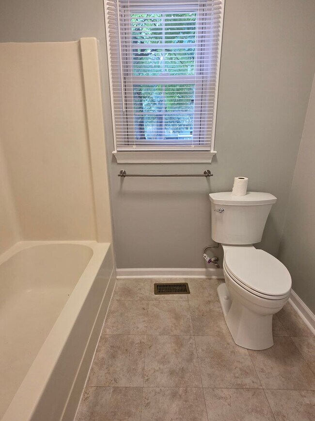 Building Photo - Cute Ranch in Yorktown Ready For New Tenants!
