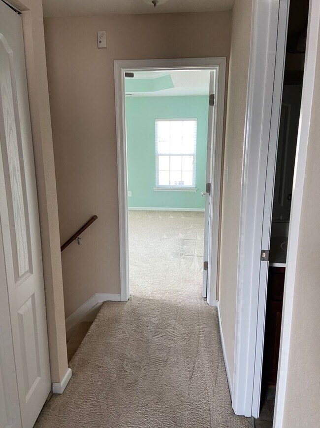 Building Photo - 4BD/3.5BA Gorgeous End Unit Townhouse with...