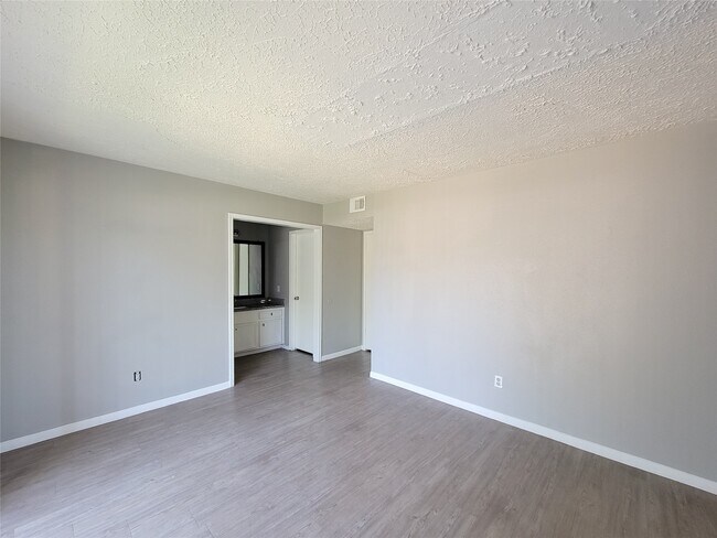 Building Photo - 13611 Ravensway Dr