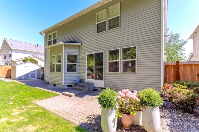 Building Photo - Beautiful upgraded 4 bedroom DuPont home with AC and sprinkler system