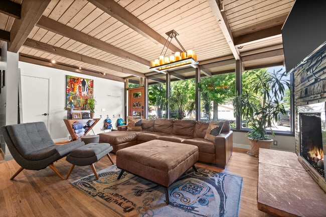 Building Photo - 1542 Fieldcrest Ln