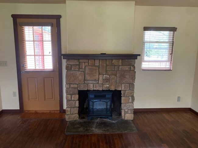 Building Photo - 3 Bedroom 1 Bathroom home. Available NOW!