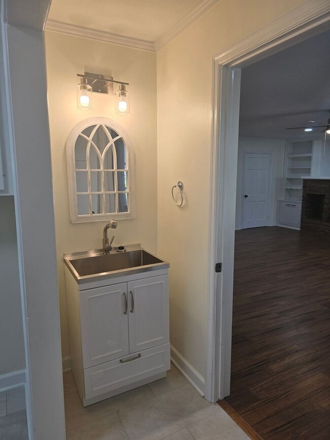Building Photo - NEW LISTING!!!!!