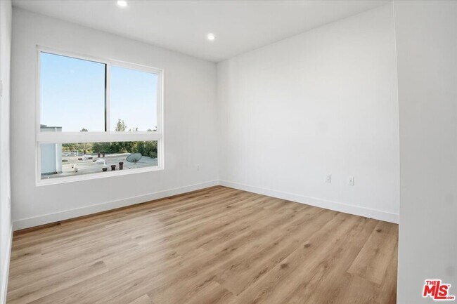 Building Photo - 1820 Prosser Ave