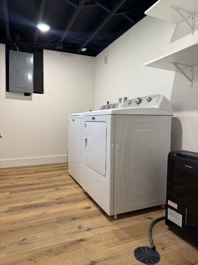 Building Photo - ?Beautifully Remodeled Modern Smart Home for Rent! ?
