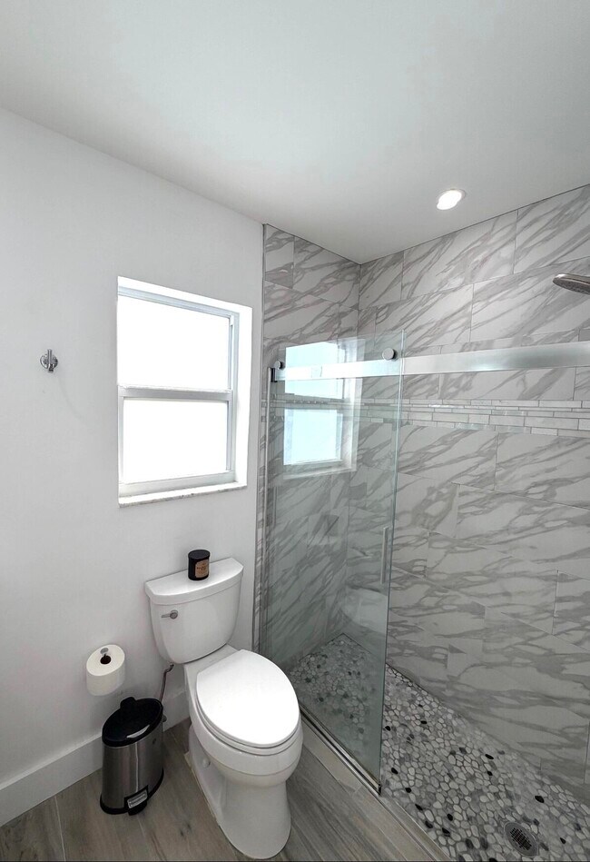 Building Photo - 100 SW 11th Ave