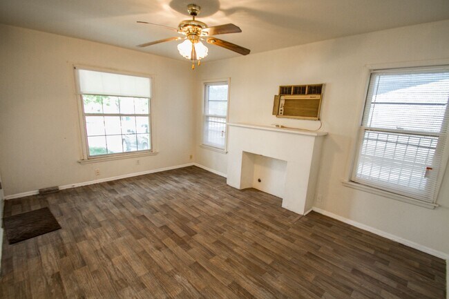 Building Photo - Close to Local Amenities and Downtown