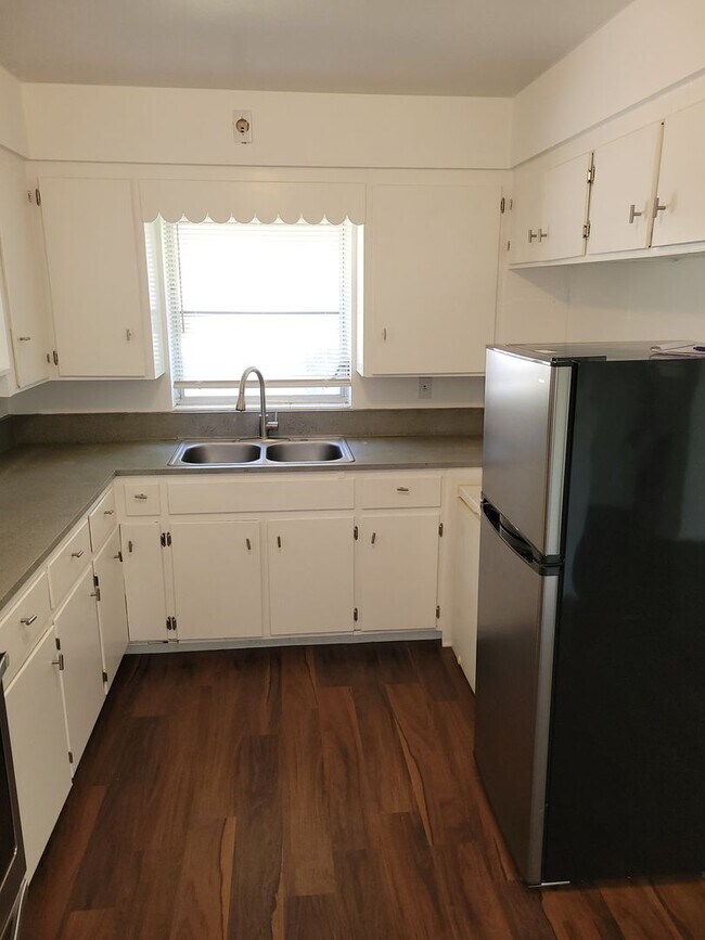 Building Photo - 3 BEDROOM 1 BATH  - 1/2 DUPLEX LOCATED IN ...