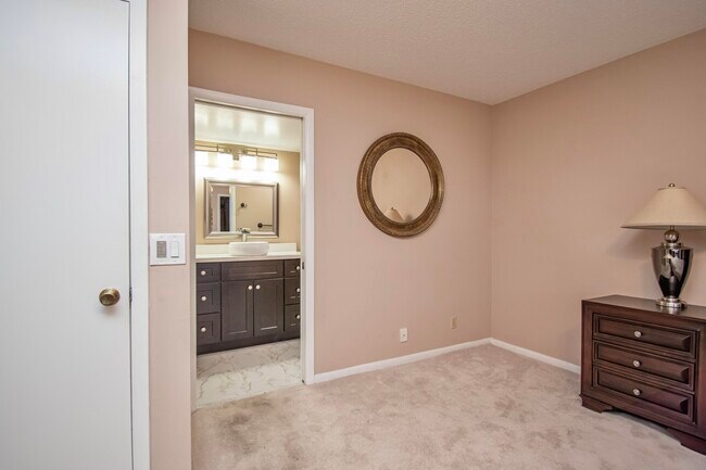 Building Photo - 2030 Ainslie Dr