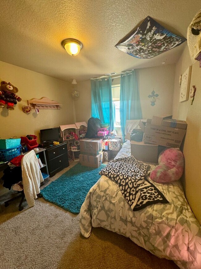 Building Photo - Cozy 3 Bedroom home close to Powers Blvd