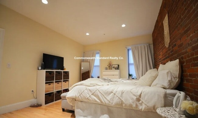 Building Photo - 1203 Beacon St