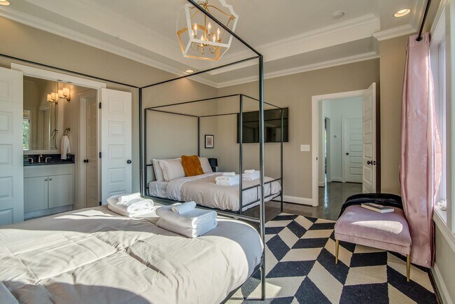 Building Photo - Beautifully appointed 3-bedroom furnished townhome in sought-after Hillsboro Village!