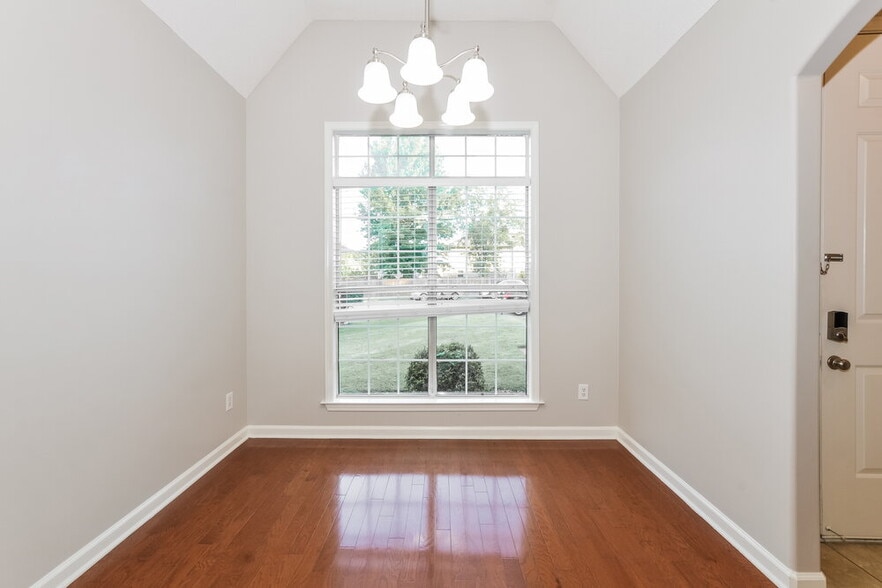 Building Photo - 8662 Valmont Cir