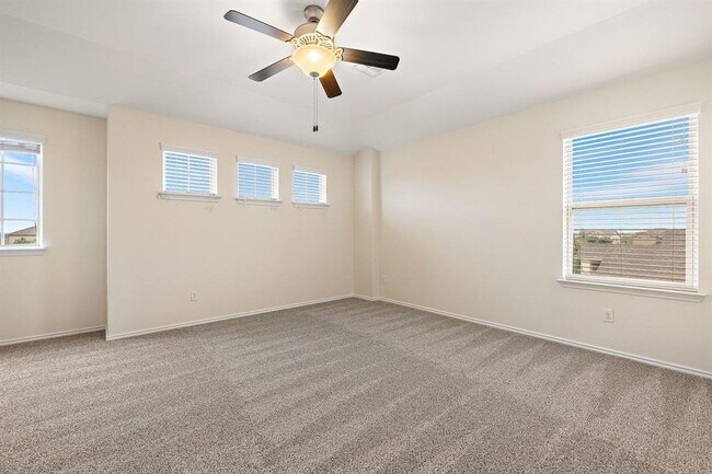 Building Photo - 713 Carillion Dr