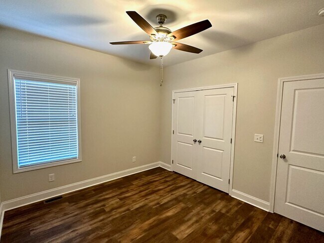 Building Photo - Beautifully renovated 2-bed/1-bath near Johnson City Country Club, Only $1550 per month