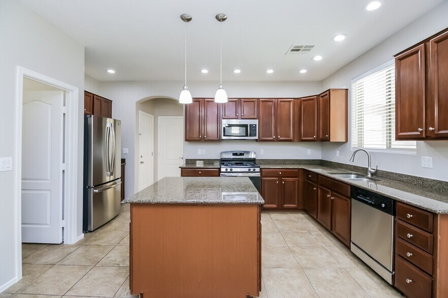 Building Photo - 545 E Navajo Trail