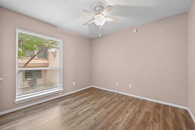 Building Photo - 2124 Burton Dr