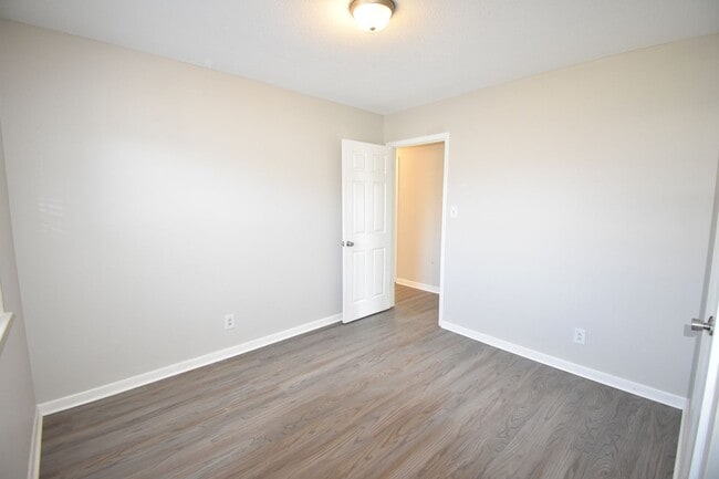Building Photo - 4 Bedroom and 2 Bath Home- Updated (Pets N...