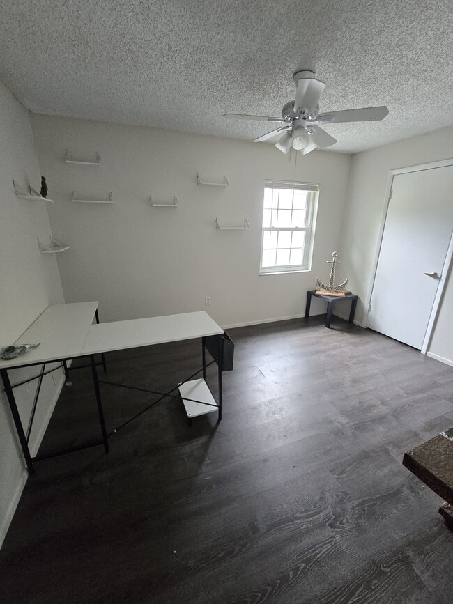 Building Photo - 3638 Dovetail Ln S