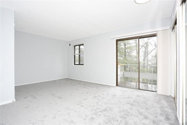 Building Photo - 161 Treetop Cir