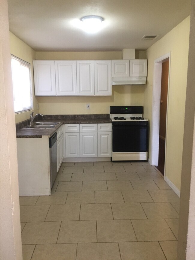 Building Photo - Beautiful 3 bedroom home in Lancaster