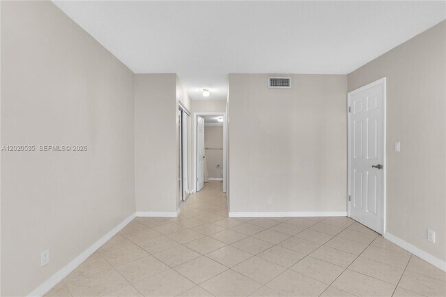 Building Photo - 100 Lakeview Dr
