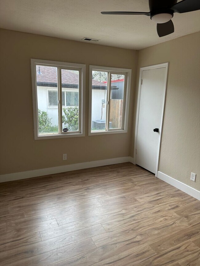 Building Photo - GORGEOUS Duplex in South Salt Lake!!!