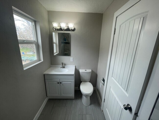 Building Photo - Cozy 2-Bedroom with Modern Updates