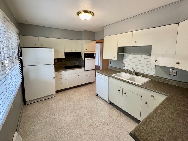 Building Photo - 728 Saint Charles St