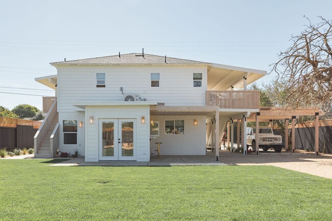Building Photo - 1114 Buena Vista Way