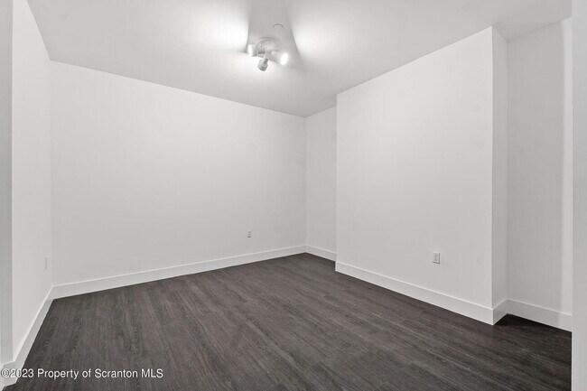 Building Photo - 19 W River St