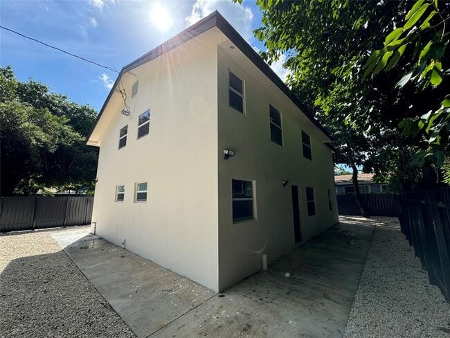 Building Photo - 136 NE 60th St