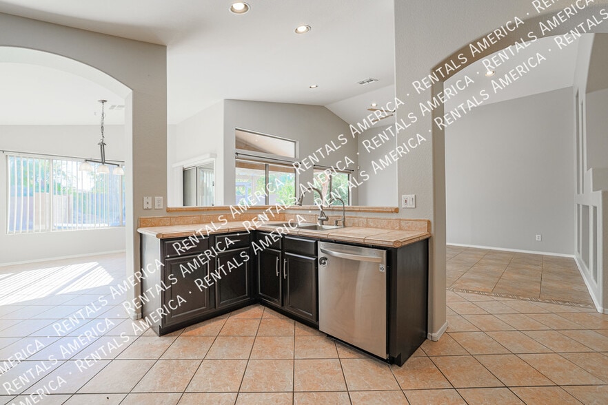 Building Photo - 703 W Canary Way