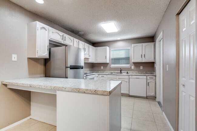 Building Photo - 3-BEDROOM HOME IN PIPERS MEADOW