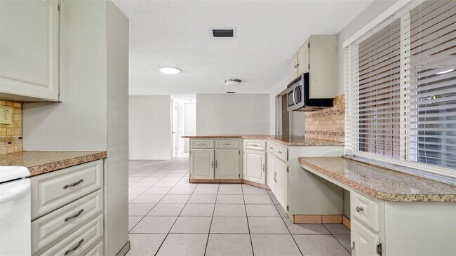 Building Photo - 7634 Fox Hollow Dr