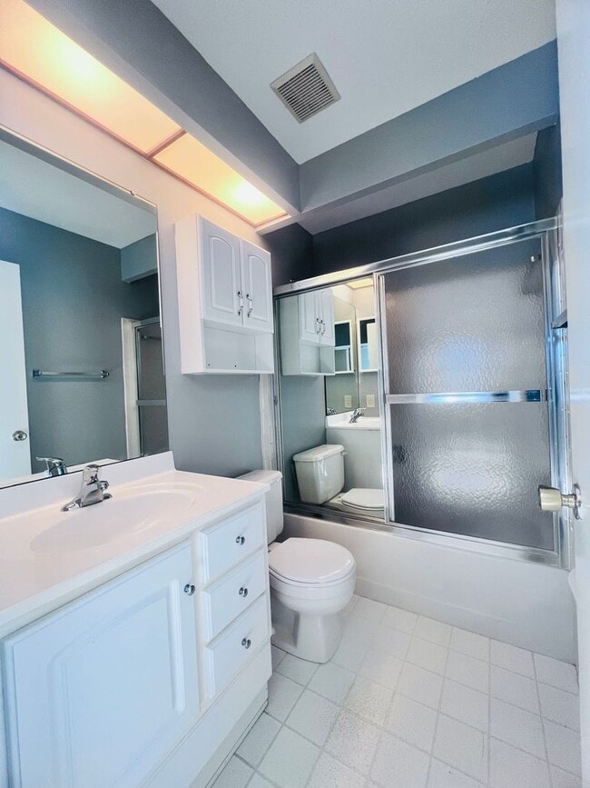 Building Photo - Perfect Nestled Condo Call Now!