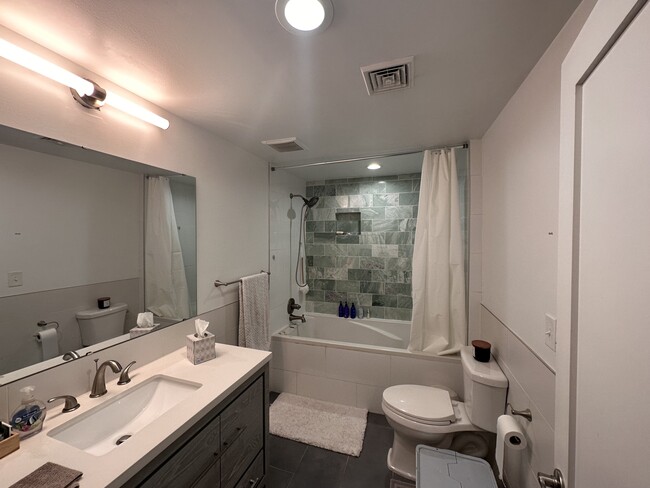 Main bathroom with 6' tub and marble tile wall - 4818-3 Baltimore Ave