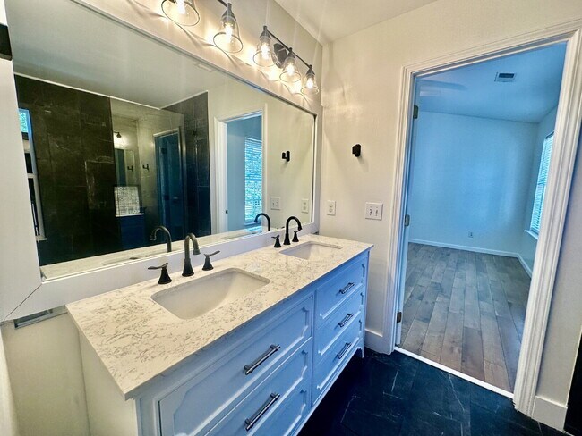 Building Photo - Beautifully Updated Three Bedroom Home in ...
