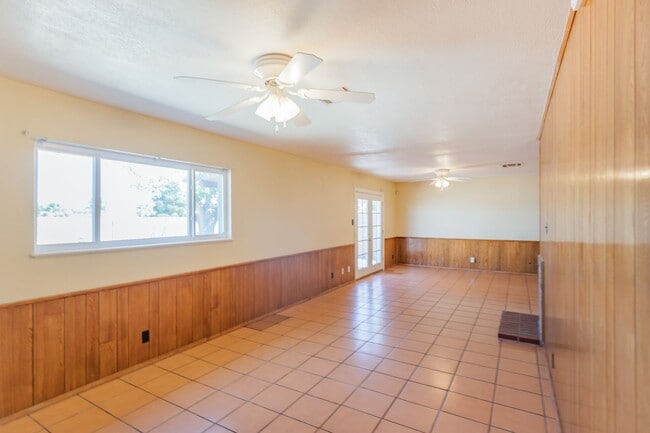 Building Photo - 3 Bedroom 2 Bath Home