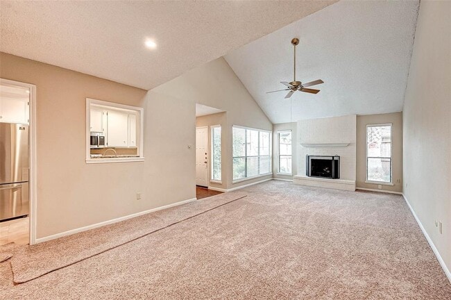 Building Photo - 13922 Hollowgreen Dr