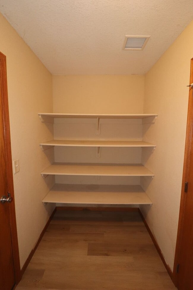 Building Photo - Spacious Duplex for Rent