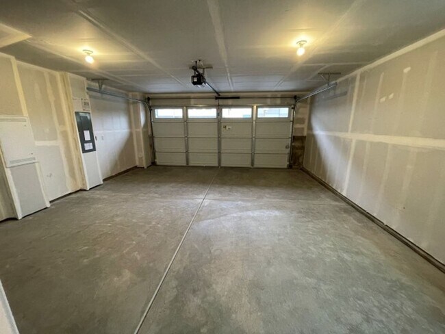 Building Photo - 4Bd/3.5Ba Snohomish Townhouse