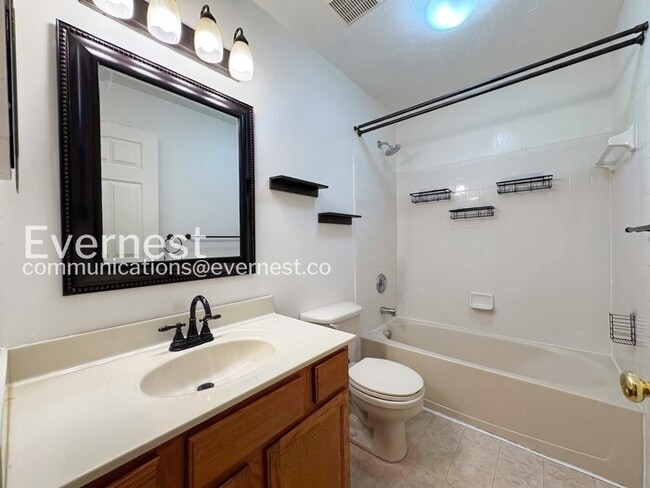 Building Photo - 3 Bed/2 Bath Townhome with Garage / Pet-Friendly / Vouchers Accepted / Available Now!