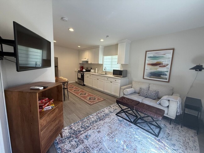 Building Photo - 1 bed, 1 bath ADU with private yard and laundry
